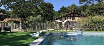 Spacious house in wooded grounds: Swimming pool/Jacuzzi and Tennis court