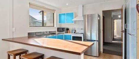Refrigerador, microondas, placa de cocina, tostadora