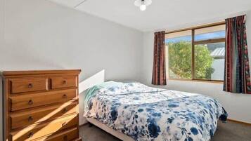 3 bedrooms, iron/ironing board, WiFi, bed sheets