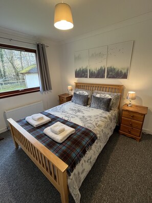 3 dormitorios, tabla de planchar con plancha, cuna de viaje