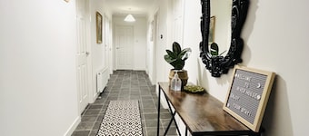 Peaceful bungalow, super close to birnam oak and hiking trails.