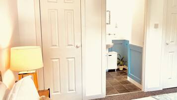 3 bedrooms, iron/ironing board, travel cot, free WiFi