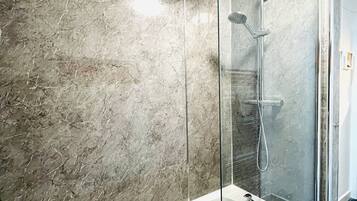 Combined shower/bathtub, hair dryer, towels, soap