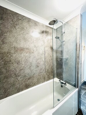 Combined shower/tub, hair dryer, towels, soap - Peaceful bungalow, super close to birnam oak and hiking trails. (Dunkeld)