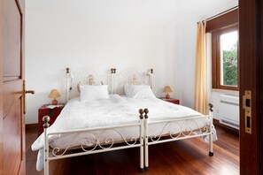 4 bedrooms, desk, iron/ironing board, travel cot