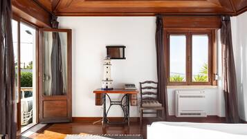 4 bedrooms, desk, iron/ironing board, travel crib