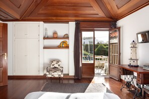 4 bedrooms, desk, iron/ironing board, travel crib