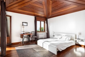 4 slaapkamers, een bureau, een strijkplank/strijkijzer, reisbedje