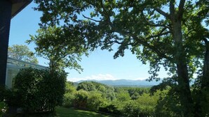 A lush green landscape with a house and trees. - Bellevue residence. Bed and breakfast between Pau, Lourdes and Tarbes (Pontacq)