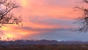 A landscape with a mountain range in the background and a field in the foreground. - Bellevue residence. Bed and breakfast between Pau, Lourdes and Tarbes (Pontacq)