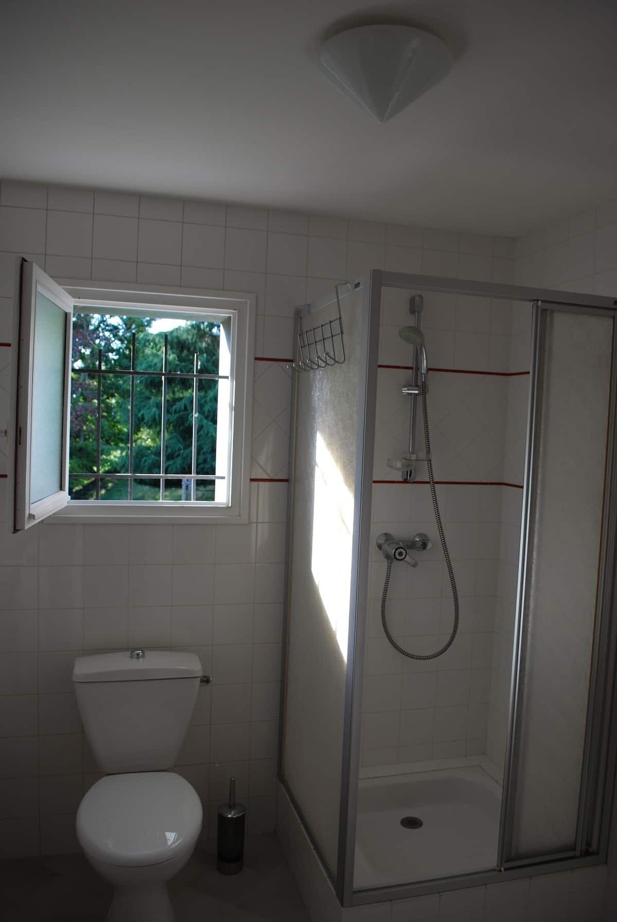 Een douche, een haardroger, handdoeken, zeep