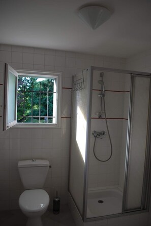 Dusche, Haartrockner, Handtücher, Seife