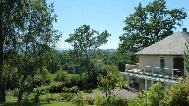 A house with a glass balcony, surrounded by lush greenery and trees. - Bellevue residence. Bed and breakfast between Pau, Lourdes and Tarbes (Pontacq)