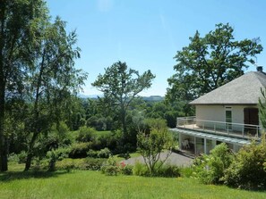 A house with a glass balcony, surrounded by lush greenery and trees. - Bellevue residence. Bed and breakfast between Pau, Lourdes and Tarbes (Pontacq)