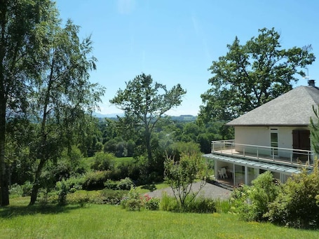 Parco della struttura. Bellevue residence. Bed and breakfast between Pau, Lourdes and Tarbes
