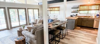 NEW!The Overlook @ Harbor Springs-2 miles from Jtown Marina! Lake Views+Parking 