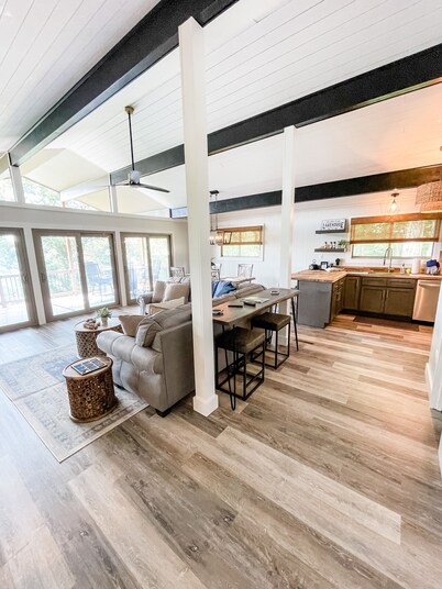 NEW!The Overlook @ Harbor Springs-2 miles from Jtown Marina! Lake Views+Parking 