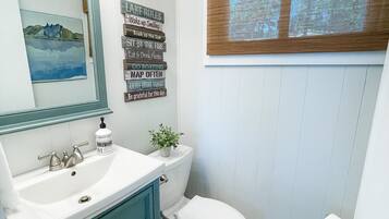 吹风机、毛巾、肥皂、卫生纸