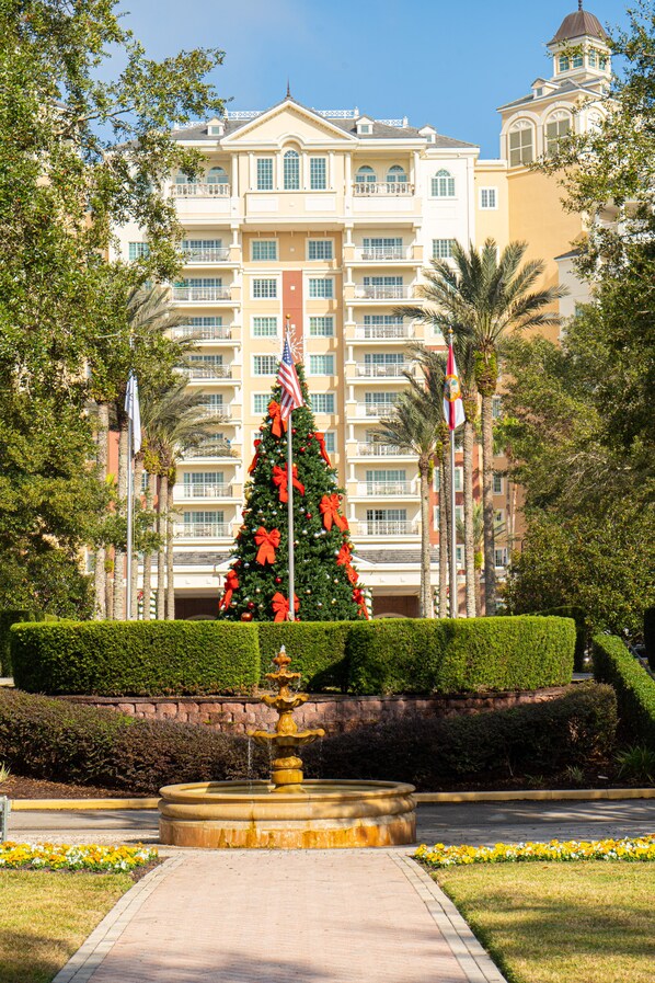 Un hôtel doté d’un grand sapin de Noël, d’une fontaine et de jardins bien entretenus.