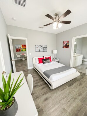 1 chambre, lit avec matelas en mousse à mémoire, bureau