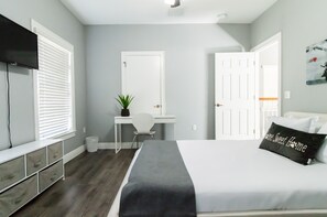 1 soverom, memory foam-senger, skrivebord og strykejern/-brett
