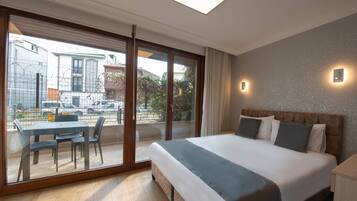 DELUXE GARDEN FLOOR WITH BALCONY | Minibar, in-room safe, individually furnished, desk