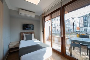 DELUXE GARDEN FLOOR WITH BALCONY | ミニバー、セーフティボックス (室内)、客室ごとに異なるインテリア、デスク