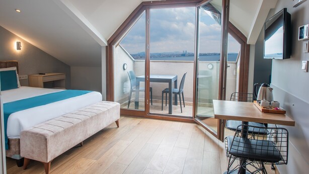 PENTHOUSE SEA VIEW DOUBLE BALCONY | 迷你吧、客房内保险箱、办公桌、笔记本电脑工作区