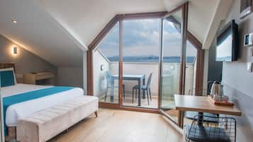 PENTHOUSE SEA VIEW DOUBLE BALCONY | Minibar, in-room safe, individually furnished, desk