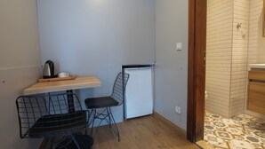 DELUXE GARDEN FLOOR WITH BALCONY | 迷你吧、客房内保险箱、办公桌、笔记本电脑工作区