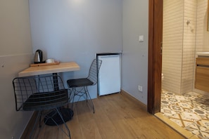 DELUXE GARDEN FLOOR WITH BALCONY | 1 bedroom, minibar, in-room safe, individually furnished