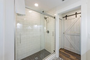 Combined shower/tub, hair dryer, towels