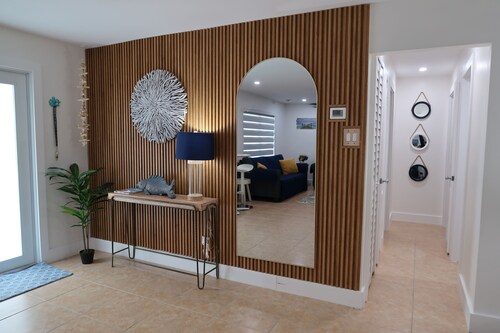 COZY FAMILY HOME-POOL-HOTTUB -5 minute drive to sombrero beach-private property