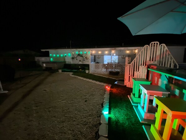 Property grounds - COZY FAMILY HOME-POOL-SPA -5 minute drive to sombrero beach-private property (Marathon)