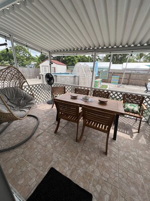 Outdoor dining - COZY FAMILY HOME-POOL-HOTTUB -5 minute drive to sombrero beach-private property (Marathon)