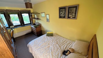 2 bedrooms, iron/ironing board, travel cot, free WiFi