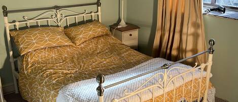 Cottage | 2 bedrooms, iron/ironing board, travel crib, free WiFi