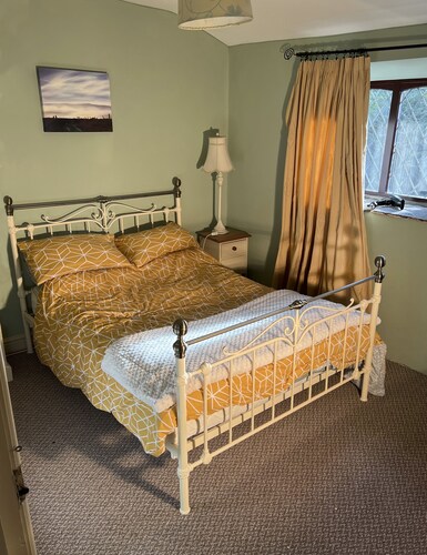 2 Bed Cottage - Sleeps 4 - Pets - Parking