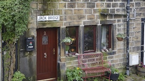 Un edificio in pietra con un cartello che riporta la scritta "Jack Bridge".