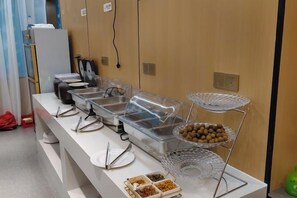 A buffet setup with various food containers and serving dishes. - YuanRui Hotel ( Financial City Keyun Road Subway Station Store) (Guangzhou)