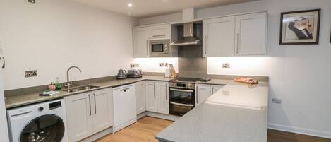 Cottage | Private kitchen | Fridge, dishwasher, electric kettle, toaster