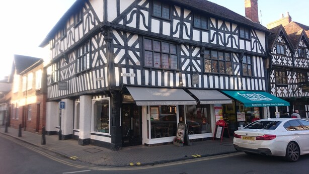 A traditional half-timbered building with a Thai restaurant on the ground floor. - Great View, Parking, Sleeps 6, 3 bedrooms, 4 Beds, Easy walk to town (Stratford-upon-Avon)