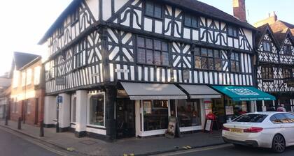 Great View, Parking, Sleeps 6, 3 bedrooms, 4 Beds, Easy walk to town