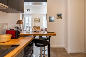 Fridge, microwave, oven, coffee/tea maker - Armstrong - Charmant logement au coeur de Nantes (Nantes)