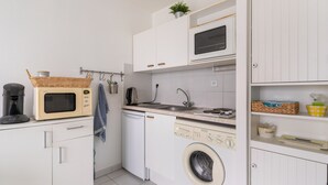 A compact kitchen with a microwave, toaster, sink, and washing machine. - Océane - Front de mer (Pornichet)