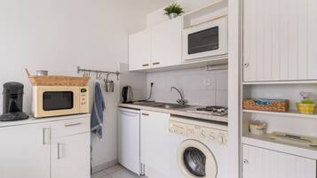 Réfrigérateur, micro-ondes, four, cafetiÚre/bouilloire