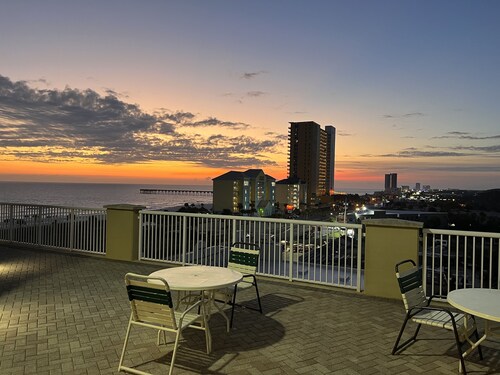 Grand Panama - End Unit - Sleeps 8 - 10 - Beach Chairs Incl. - Beach Access!