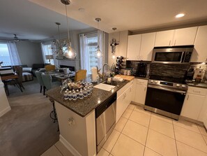 ثلاجة، ميكروويف، فرن، موقد طهي مسطح