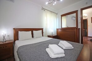 4 bedrooms, iron/ironing board, free WiFi, bed sheets