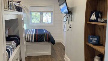 4 makuuhuonetta, silitysrauta/-lauta, ilmainen Wi-Fi, vuodevaatteet